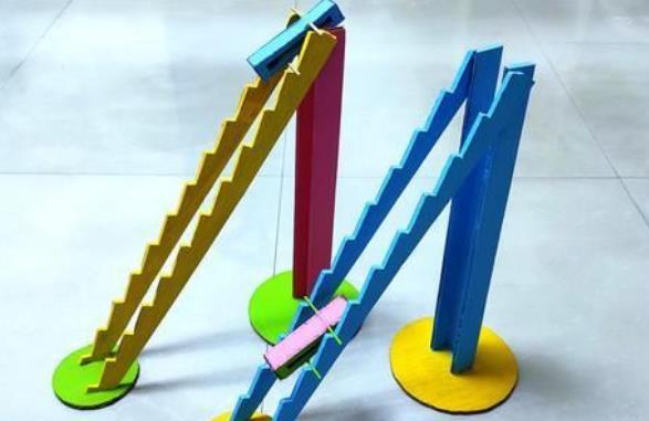 用廢紙箱做的兒童小玩具，可以自動翻滾下樓梯，制作步驟非常簡單